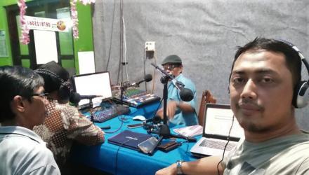 Siaran Radio di Citra Desa Radio Murtigading bersama Tim 11 Relawan Anti Politik Uang